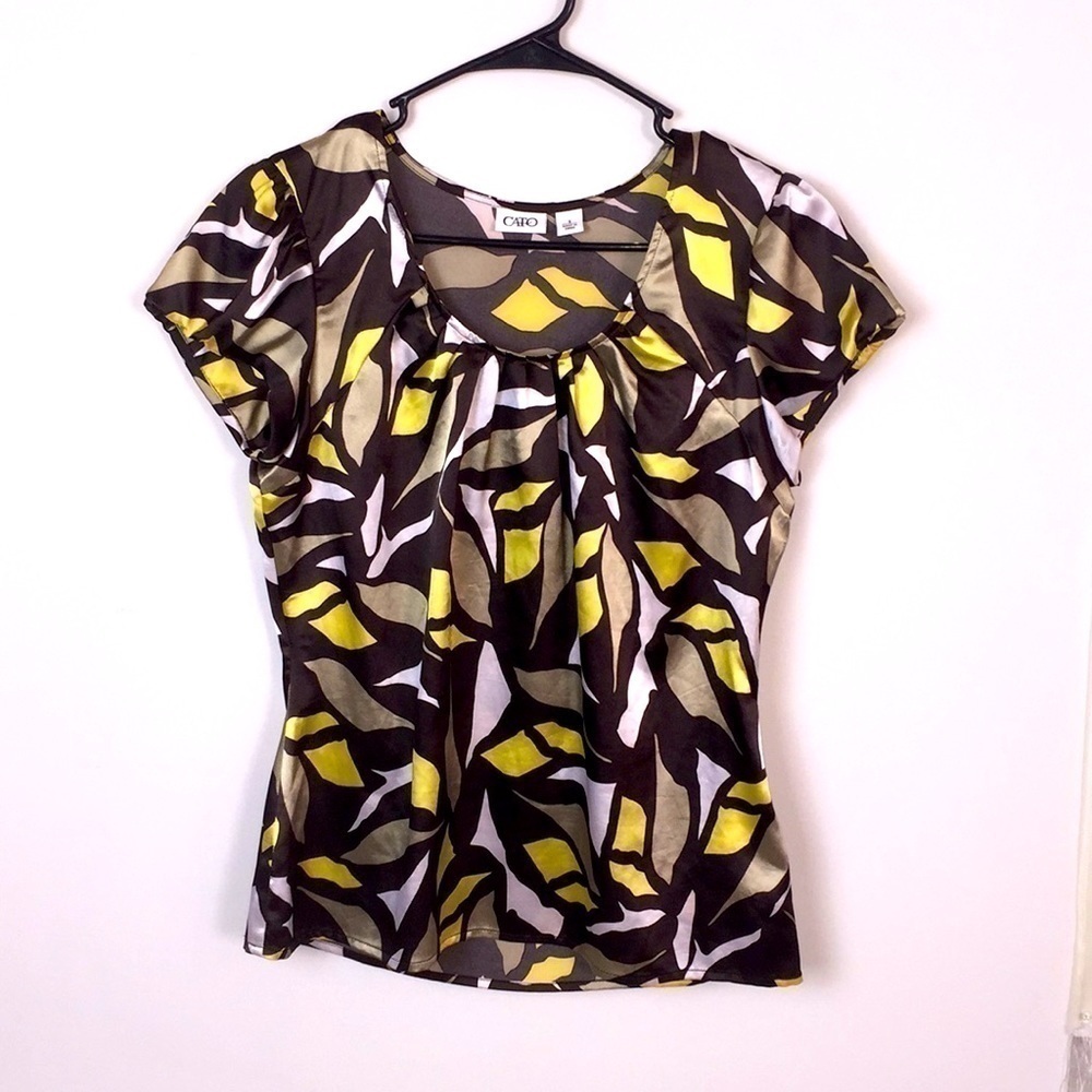 🌸 Cato brown pattern shiny top. Size s…
